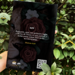 Biblia-Sagrada-Leao-Com-rosas-verso.png
