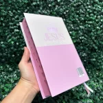 biblia-capa-dura-rosa-feminina-leao-com-harpa-1.webp