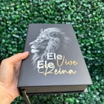 biblia-ele-vive-ele-reina-masculina.webp