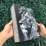 biblia-jumbo-leao-masculina.webp