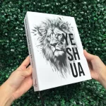 biblia-leao-masculina-letra-jumbo.webp