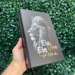 biblia-masculina-leao-preta-ele-vive.webp