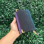 biblia-mini-glitter-roxa-para-crianca.webp