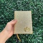 biblia-pequena-de-bolsa-glitter-dourada.webp