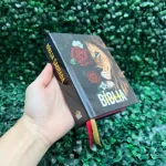 biblia-pequena-vermelha-leao-com-rosas.webp