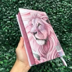 biblia-rosa-feminina-leao.webp