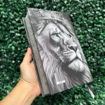 biblia-sagrada-leao-masculina.webp