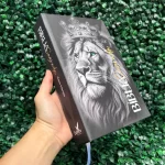 biblia-sagrada-preta-jesus-leao.webp