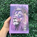 biblia-sagrada-roxa-leao.webp