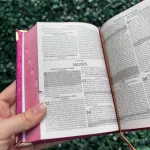 mini-biblia-glitter-feminina-rosa.webp