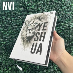 biblia-sagrada-nvi-leao-masculina-capa-dura-yeshua-preta-branca